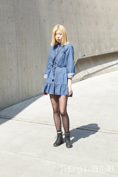 首尔街拍：粉色系、牛仔造型就是春夏潮流！