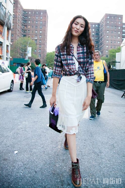 刘雯街拍 会穿衣人还美的不要不要的