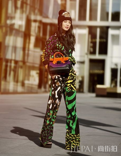 姚晨一星期的Versace个性上班穿搭