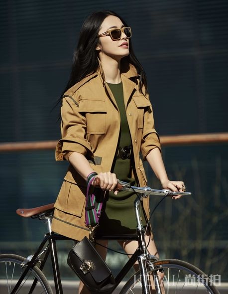 姚晨一星期的Versace个性上班穿搭