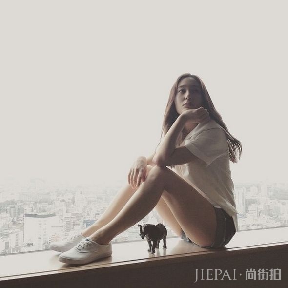 蜜运中的少女! F(x) Krystal 工作与私下的百变穿搭!