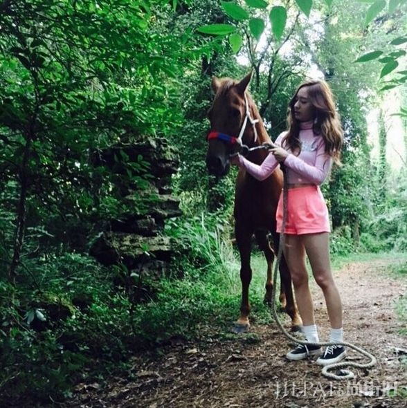 蜜运中的少女! F(x) Krystal 工作与私下的百变穿搭!