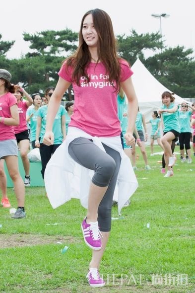 蜜运中的少女! F(x) Krystal 工作与私下的百变穿搭!