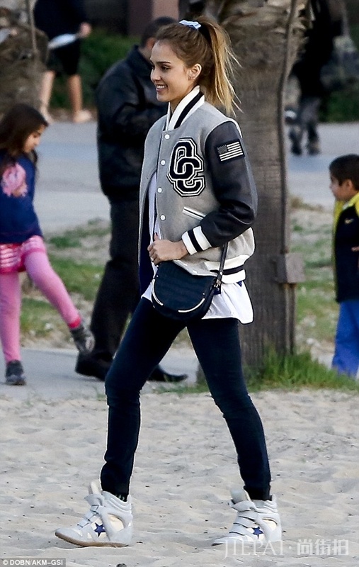 欧美街拍 重拾校园青春，看那些不可错过的学院风穿搭法！