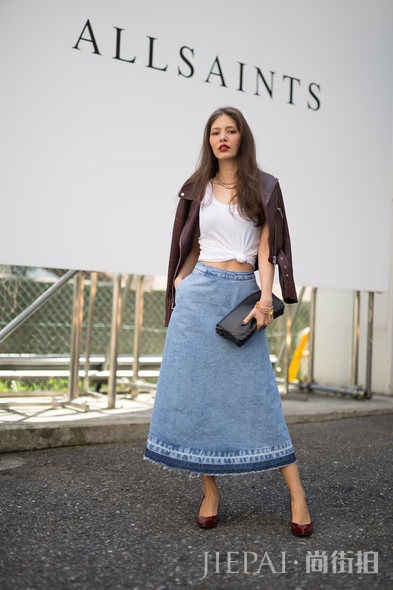 一条牛仔裙穿到厌？看街拍达人4款牛仔裙最潮穿搭法