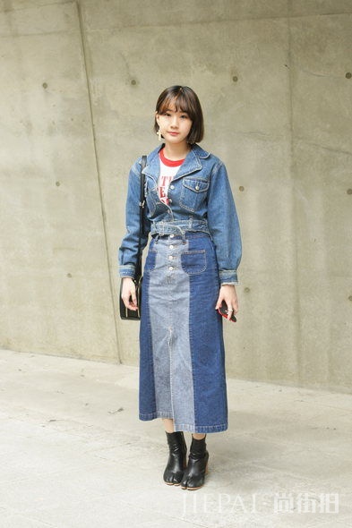 一条牛仔裙穿到厌？看街拍达人4款牛仔裙最潮穿搭法