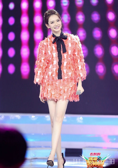 戚哥”变“软妹” 看戚薇街拍学春日元气少女搭