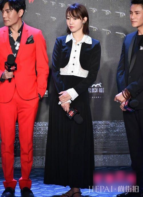 白百何陈坤《火锅英雄》上映 看白百何最新街拍衣品