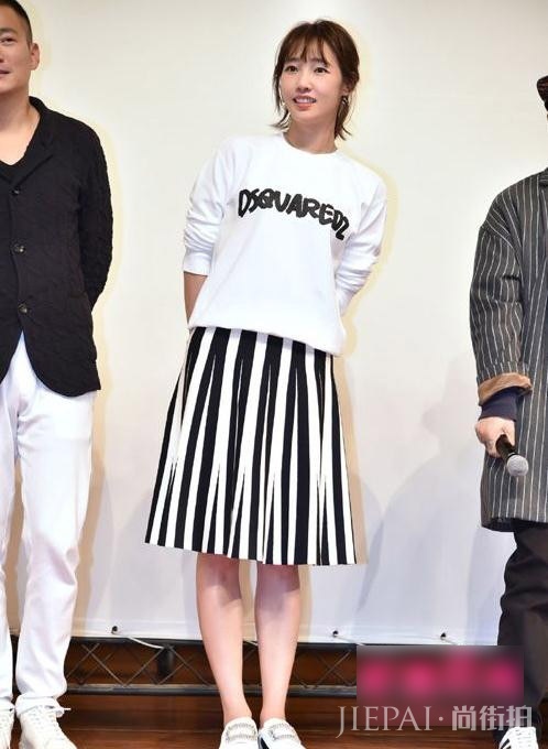 白百何陈坤《火锅英雄》上映 看白百何最新街拍衣品