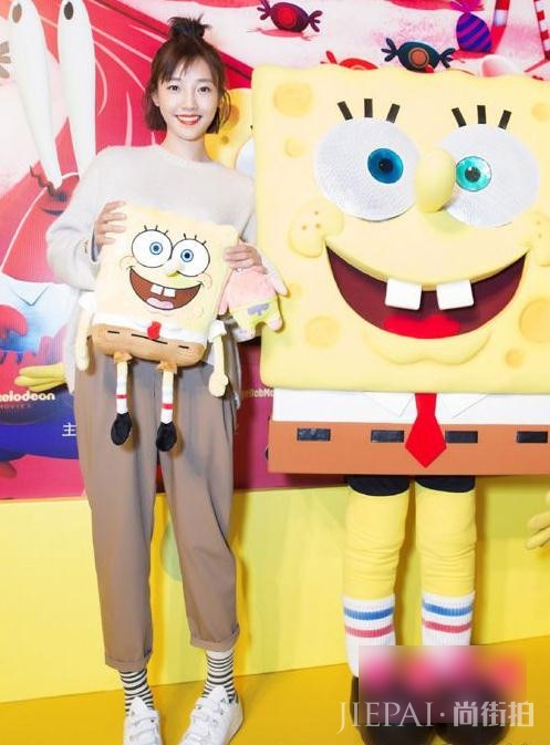 白百何陈坤《火锅英雄》上映 看白百何最新街拍衣品