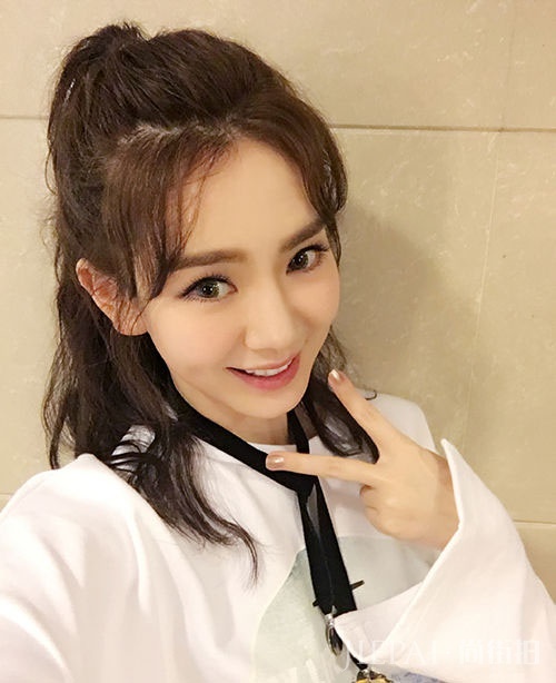 戚哥”变“软妹” 看戚薇街拍学春日元气少女搭