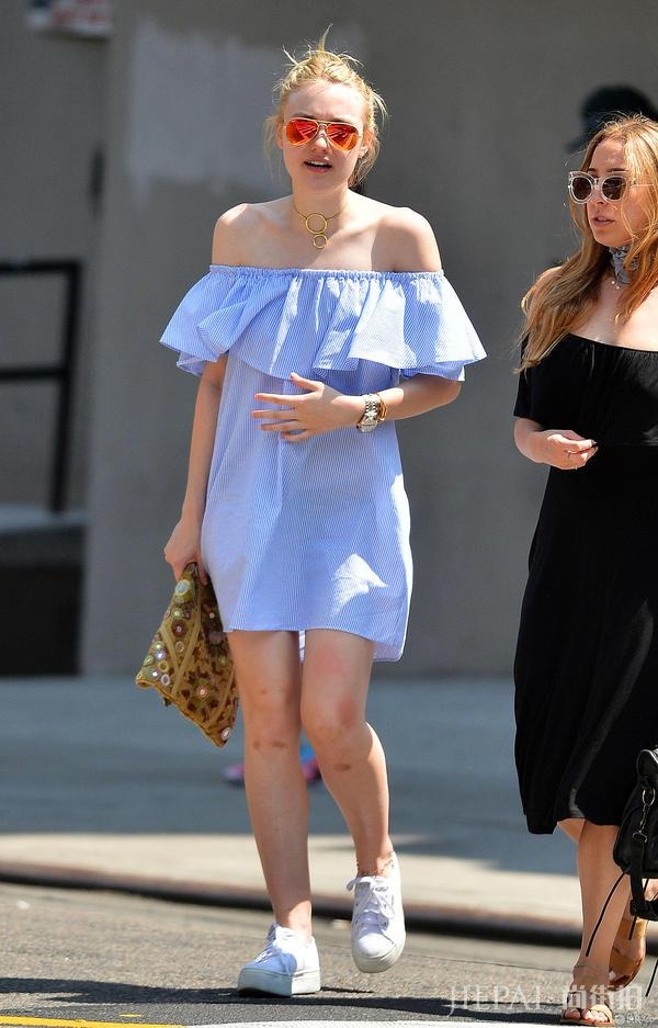 夏日街拍 最降温色彩莫过于这一抹百搭清爽蓝