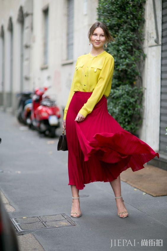 时尚街拍 红配黄穿出潮流一夏