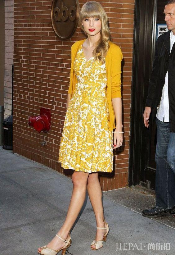 时尚街拍 红配黄穿出潮流一夏