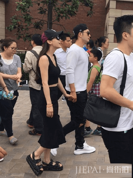 去迪士尼穿什么好？看明星同款米老鼠单品街拍秀！