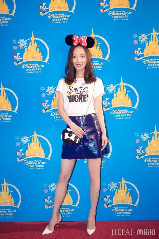 去迪士尼穿什么好？看明星同款米老鼠单品街拍秀！