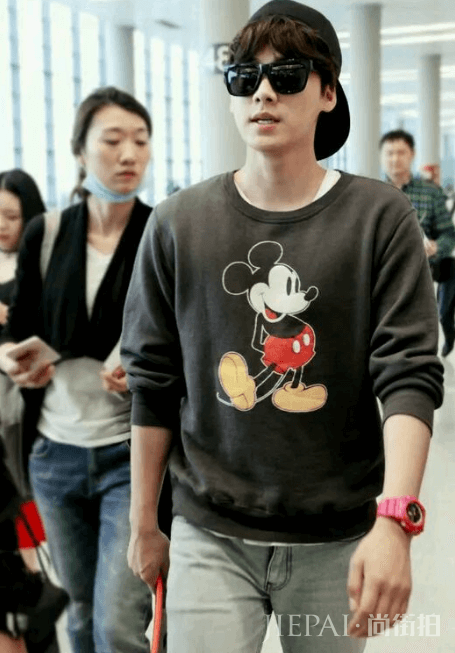 去迪士尼穿什么好？看明星同款米老鼠单品街拍秀！