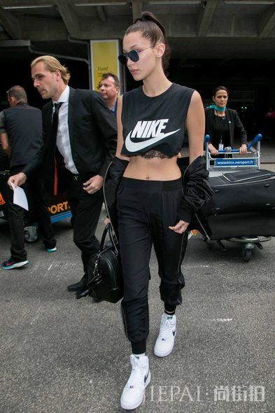 明星街拍 跟Bella Hadid学街头性感穿搭术