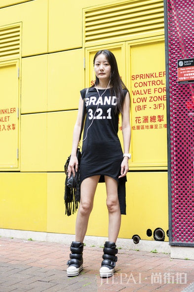 穿出个性！12个夏日T裇街拍造型