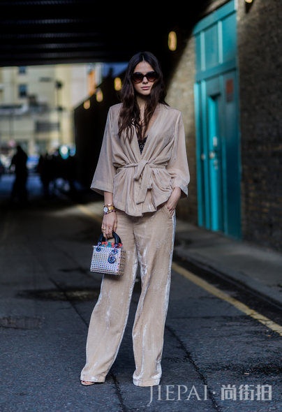 欧美街拍 看这些永恒易衬的时尚单品