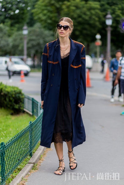 欧美街拍 看这些永恒易衬的时尚单品