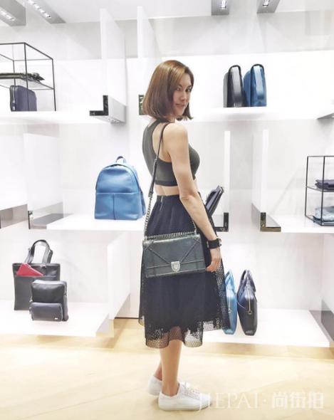 风采依然！37岁混血模特儿Danielle减龄穿搭法则