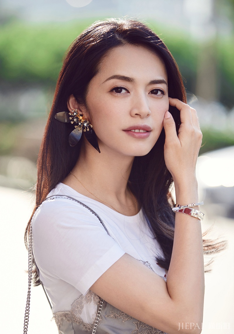 谁说孕妈不性感 看姚晨穿吊带衫性感街拍