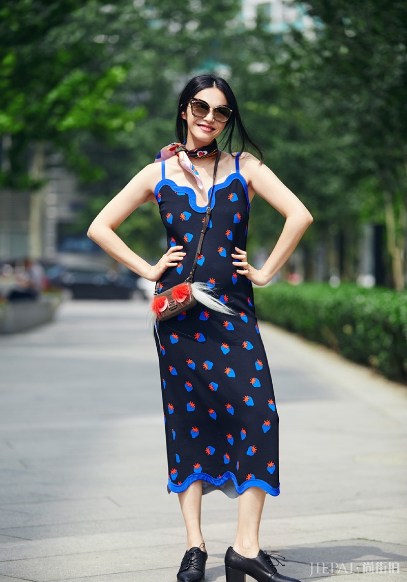 谁说孕妈不性感 看姚晨穿吊带衫性感街拍