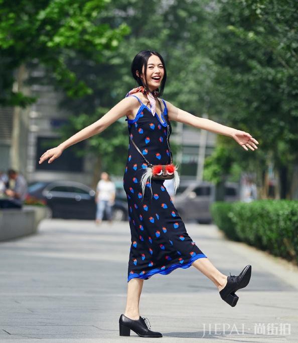 谁说孕妈不性感 看姚晨穿吊带衫性感街拍