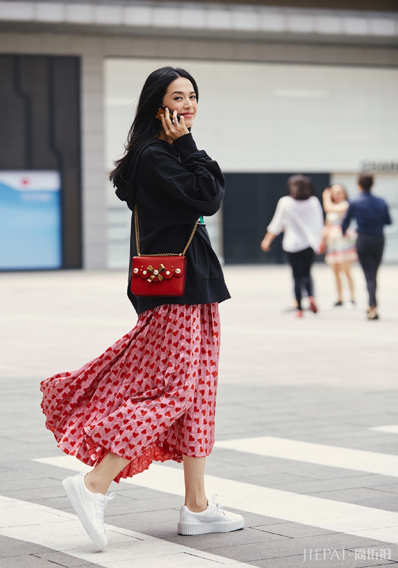 谁说孕妈不性感 看姚晨穿吊带衫性感街拍