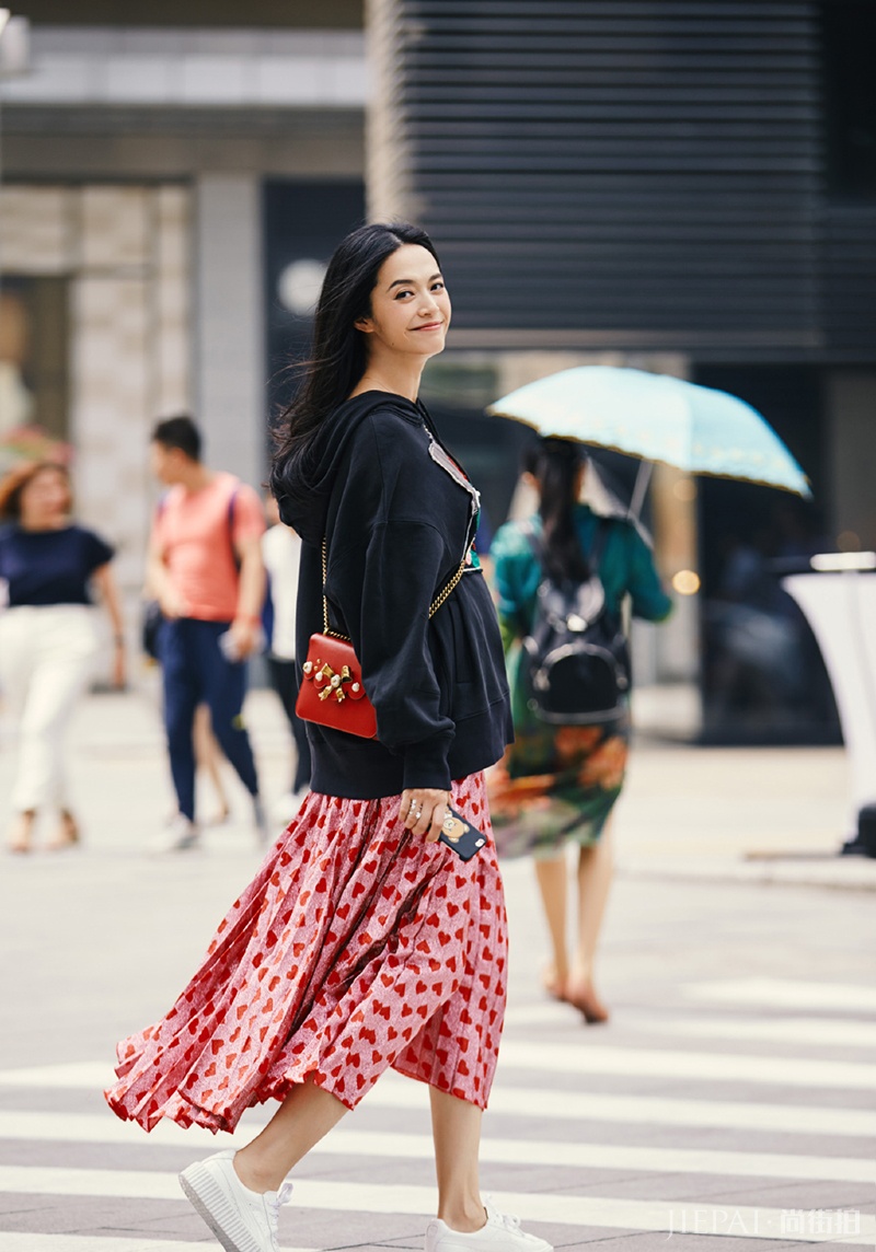 谁说孕妈不性感 看姚晨穿吊带衫性感街拍