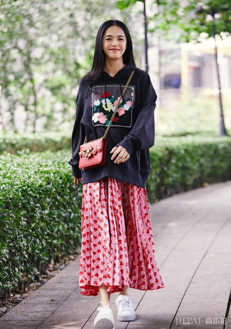 谁说孕妈不性感 看姚晨穿吊带衫性感街拍