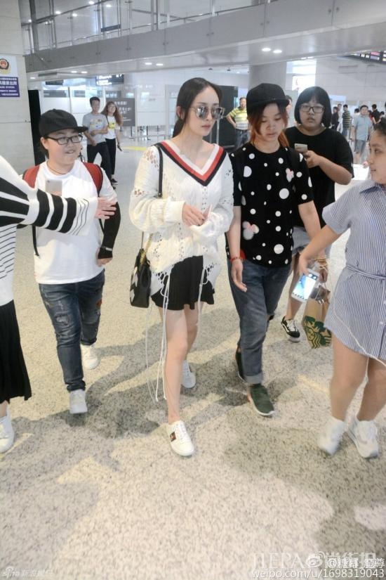 杨幂机场街拍LOOK 美到没朋友！