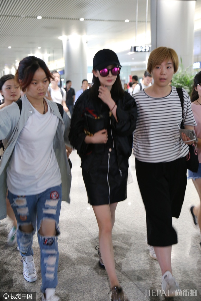 杨幂机场街拍LOOK 美到没朋友！