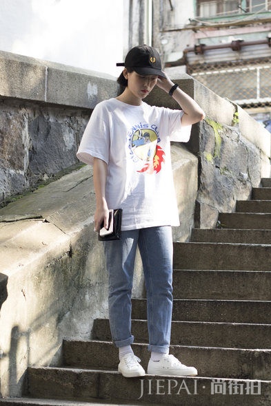 穿出个性！12个夏日T裇街拍造型