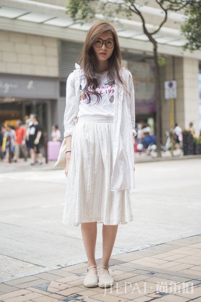 穿出个性！12个夏日T裇街拍造型