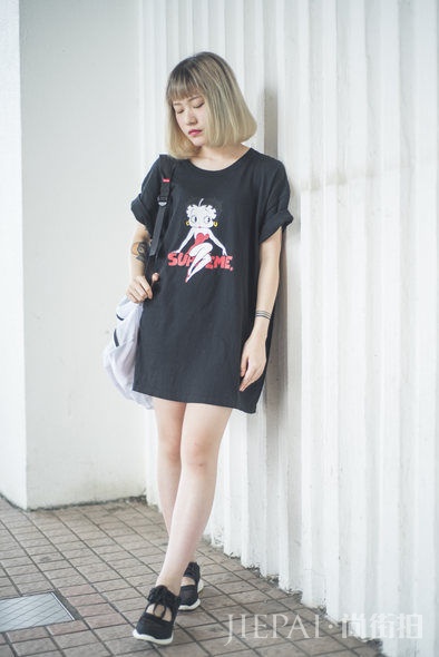 穿出个性！12个夏日T裇街拍造型