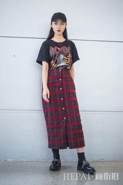 穿出个性！12个夏日T裇街拍造型