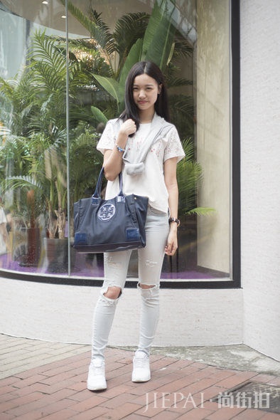 穿出个性！12个夏日T裇街拍造型