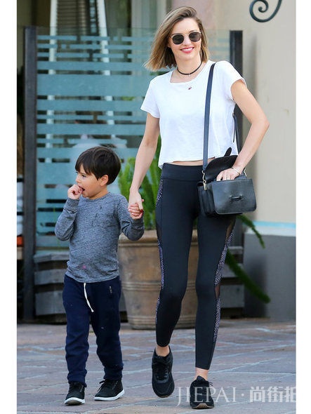 每次穿T裇都有新灵感！不同风格女星的白Tee私服穿搭