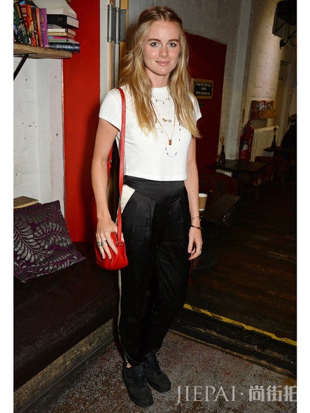 每次穿T裇都有新灵感！不同风格女星的白Tee私服穿搭