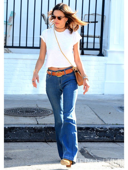 每次穿T裇都有新灵感！不同风格女星的白Tee私服穿搭