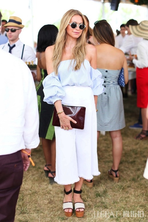 今夏必备的一字领露肩上衣，看欧美潮女示范搭配