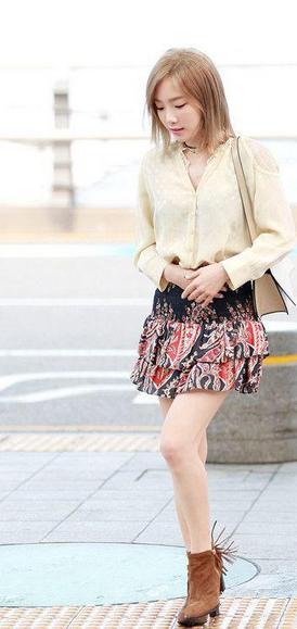 林允儿街拍 上衣扎起来就显高