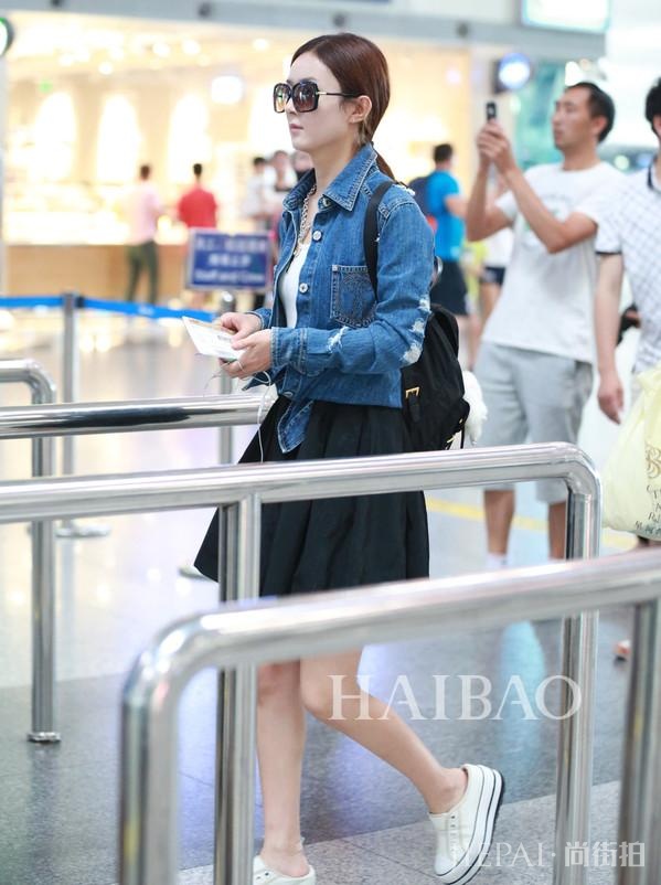 诗诗、杨幂、娜扎都出镜，华语明星街拍合辑