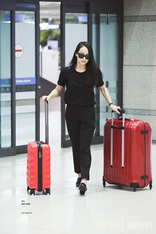 袁姗姗全黑装性感街拍，要比帅气谁都比不过她！