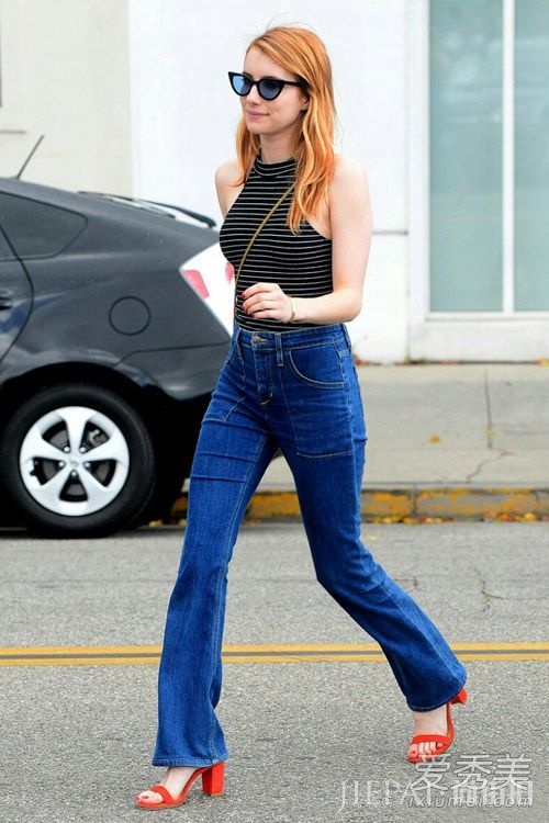 红色鞋子怎么搭配 学艾玛-罗伯茨街拍