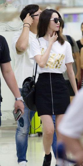 林允儿街拍 上衣扎起来就显高