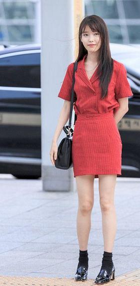 林允儿街拍 上衣扎起来就显高