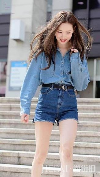 林允儿街拍 上衣扎起来就显高
